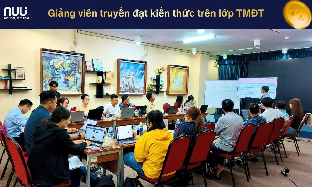 Thầy Trần Văn Lợi luôn tận tình theo sát các bạn học viên trong lớp TMĐT