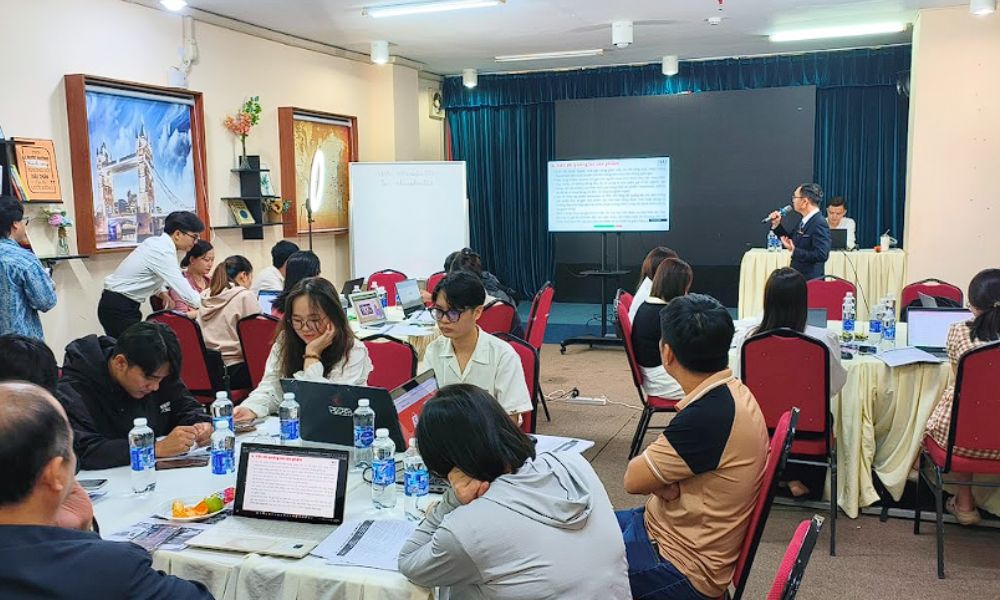 Giảng viên và trợ giảng hỗ trợ học viên