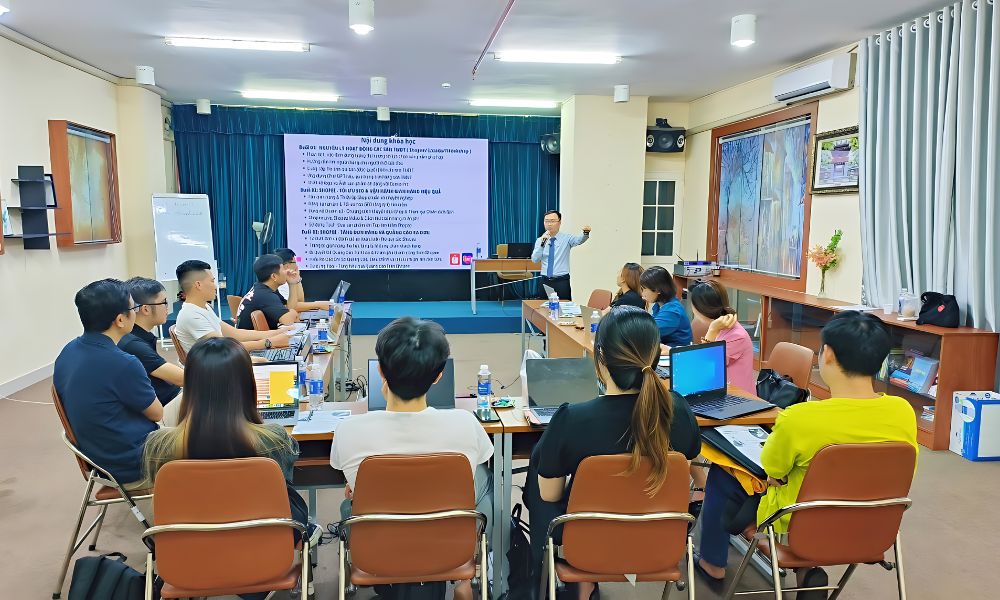 Giảng viên và học viên tương tác sôi nổi trong lớp TMĐT
