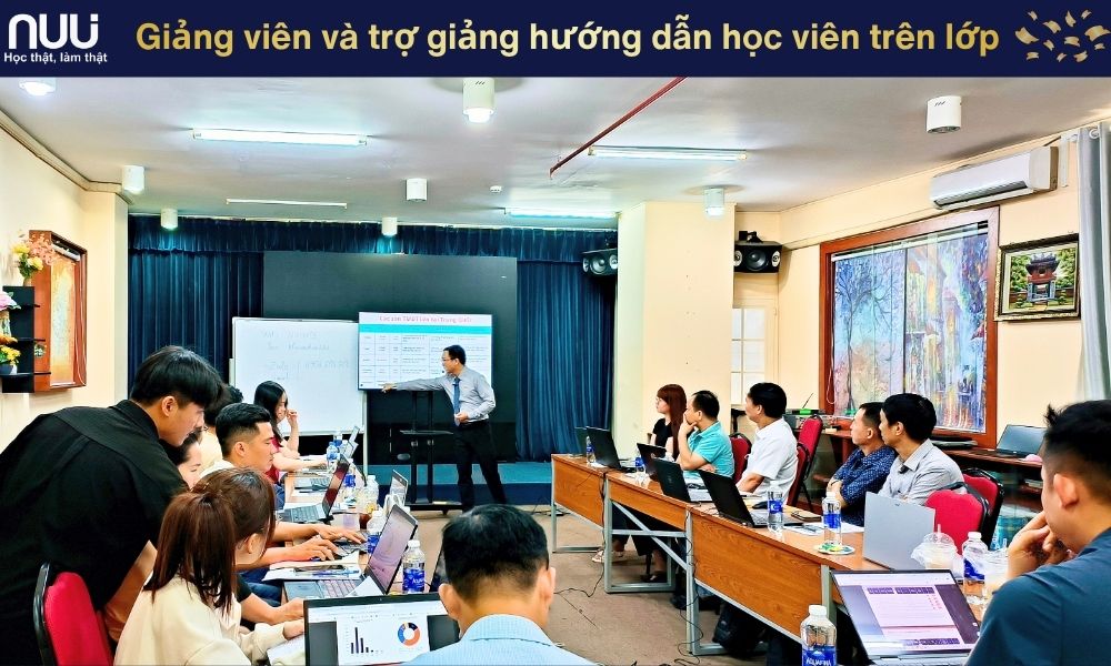 Giảng viên và trợ giảng NUU EDU luôn quan tâm học viên trên lớp